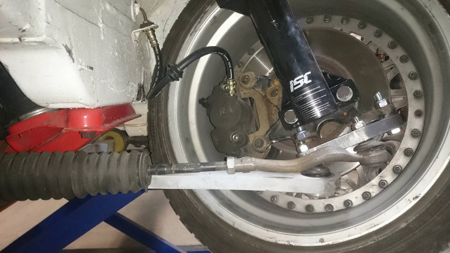 Zdaniem Kamila konstrukcja zawieszenia powinna być jak najprostsza i możliwie najmniej angażująca klienta, oparta w dużym stopniu na częściach fabrycznych.