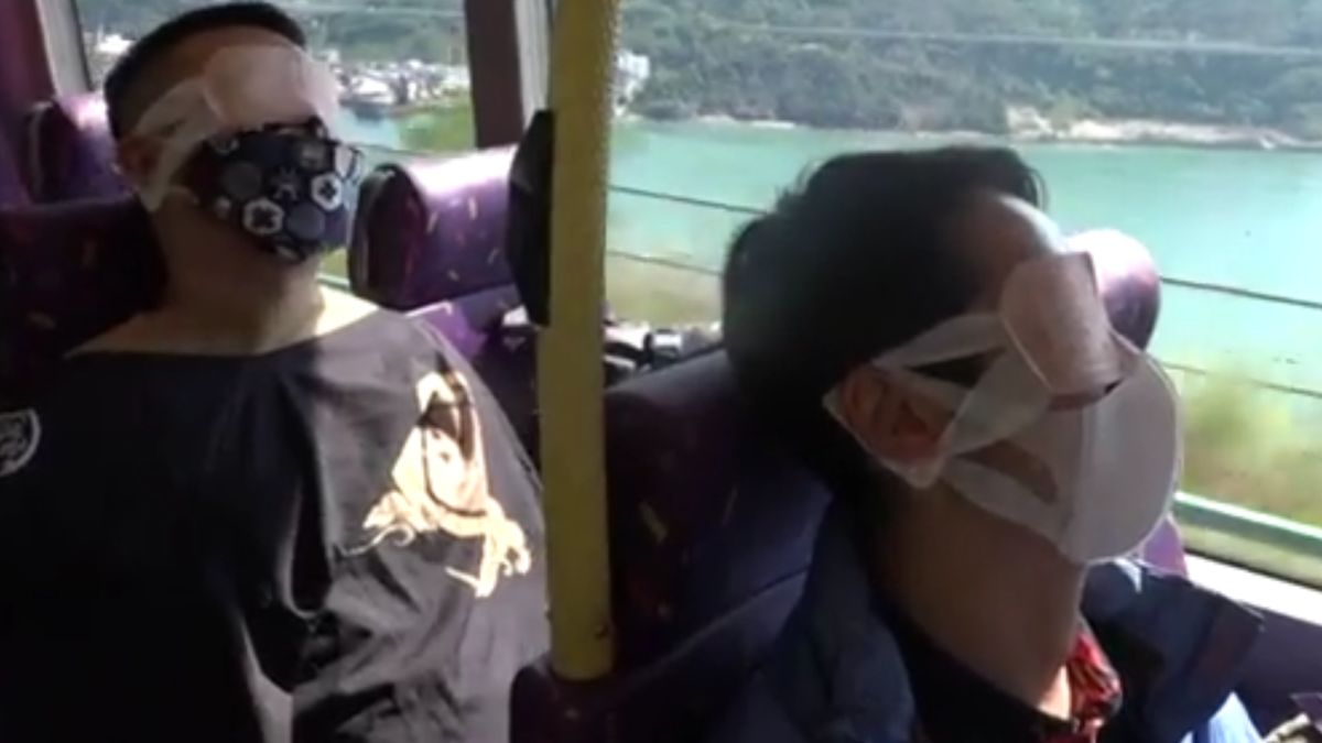 Pasażerowie kupują bilety na autobus, by się wyspać 