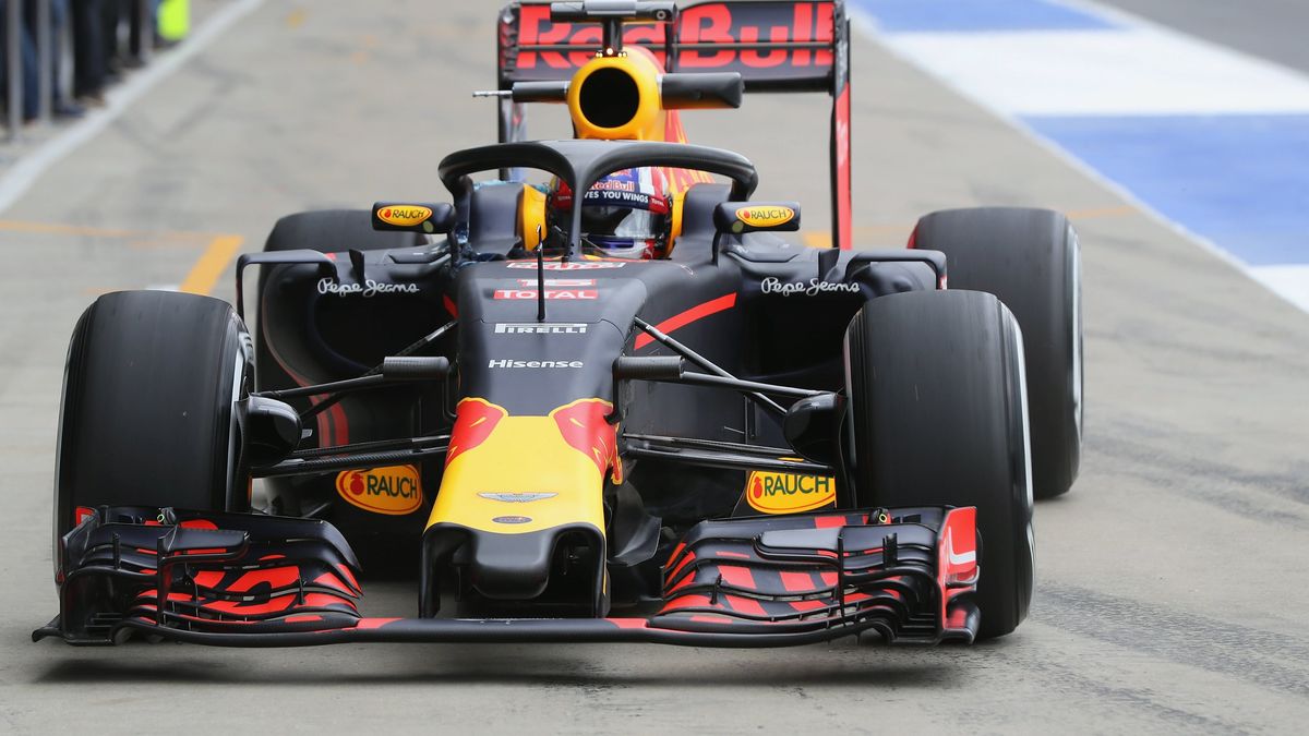 Zacznę jednak od tego rozwiązania, które najpewniej zobaczycie już w przyszłym sezonie. Jest to mocowany w trzech punktach pałąk ochronny, mający zabezpieczać głowę kierowcy przed skutkami wypadku. Prace nad takim lub podobnym rozwiązaniem trwają już od kilku lat, ale intensywnie przyspieszyły po tragicznym wypadku Julesa Bianchiego. Jego bolid wjechał pod dźwig stojący przy torze. Jest pewne prawdopodobieństwo, że gdyby użyto wtedy zabezpieczenia typu Halo, mógłby dziś żyć. Prawdopodobnie żyłby także Henry Surtess – kierowca Formuły 2 – który zginął na torze w wyniku uderzenia w głowę kołem z innego bolidu.