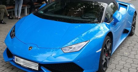 Zaparkował Lamborghini na przystanku. Pasażerowie wysiadali wprost na superauto