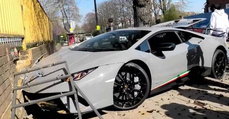 Lamborghini rozbite w Londynie. Kierowca płakał, kiedy wysiadał