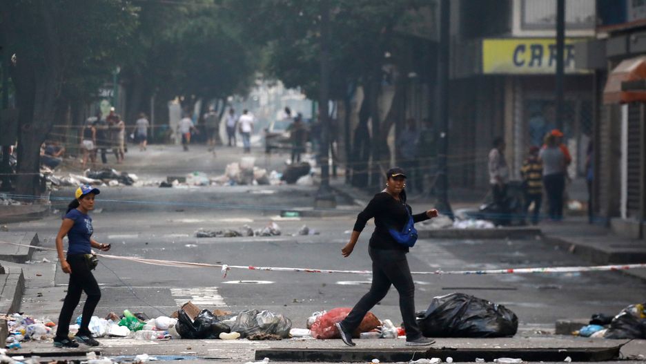Ulica w Caracas po starciach policji z demonstrantami w dzień wyborów do konstytuanty