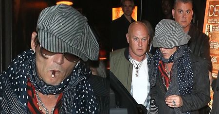 Wyluzowany Johnny Depp opuszcza klub z cygarem w ustach (ZDJĘCIA)