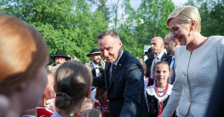 Zadowolony Andrzej Duda z żoną i znudzona Szydło na rocznicy objawień fatimskich (ZDJĘCIA)