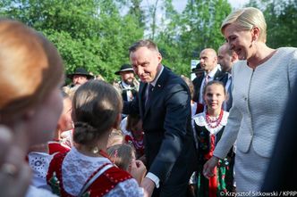 Zadowolony Andrzej Duda z żoną i znudzona Szydło na rocznicy objawień fatimskich (ZDJĘCIA)