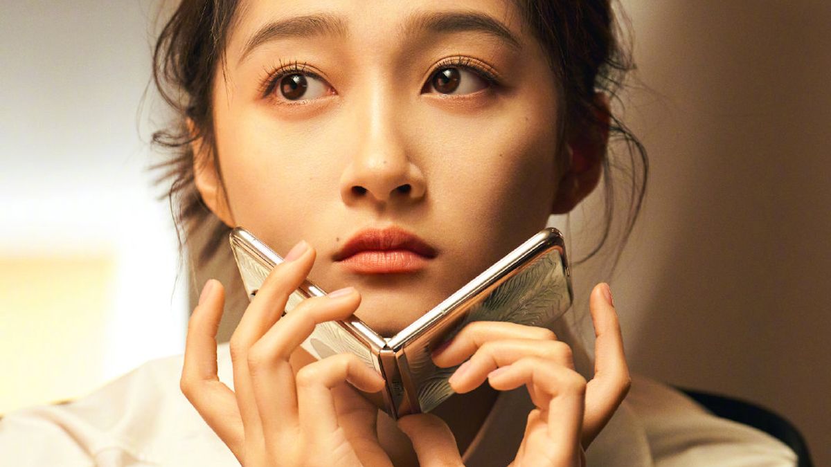 Składany Huawei P50 Pocket na zdjęciach. Ma okrągły wyświetlacz 1