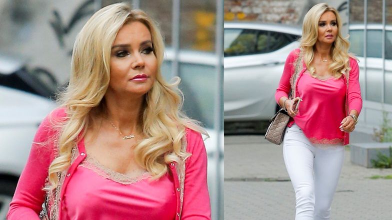 Monika Chwajoł przemierza warszawską Pragę w biało-różowej stylizacji