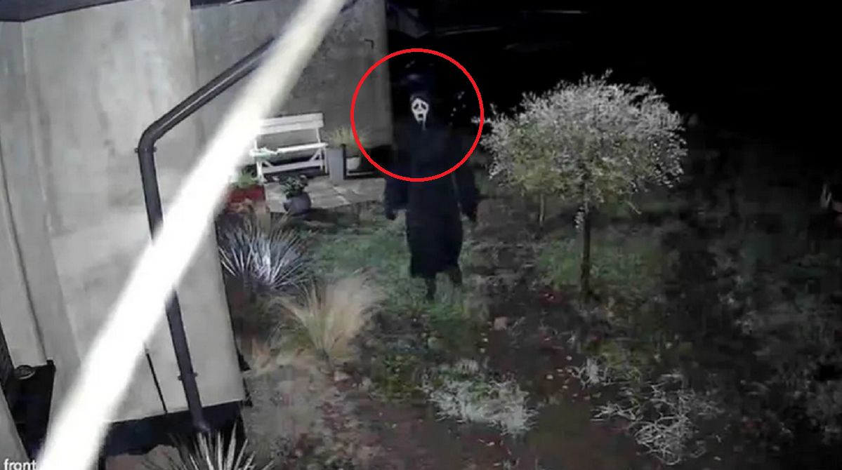 Postać z horroru pod Serockiem. W masce straszy ludzi