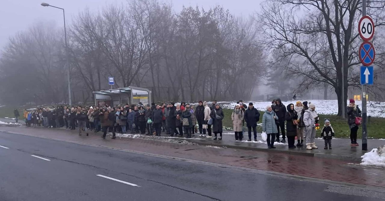 Kraków: Wielkie kłopoty pasażerów na południu miasta. Nie kursują tramwaje. Tłumy na przystankach