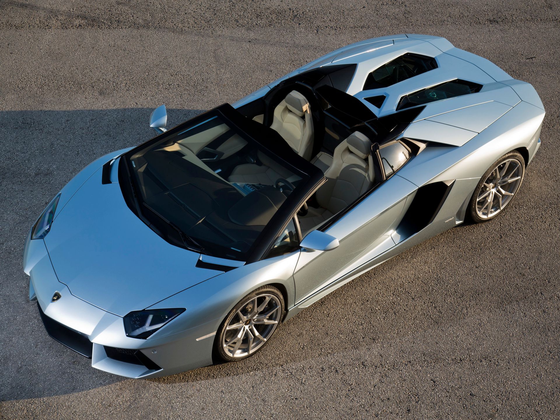 Od dekad z V12: ewolucja hipersamochodów Lamborghini 95