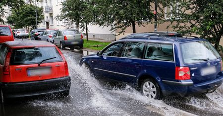 Burze nad Polską. Oberwanie chmury w Bytomiu. Zalane aut i piwnice