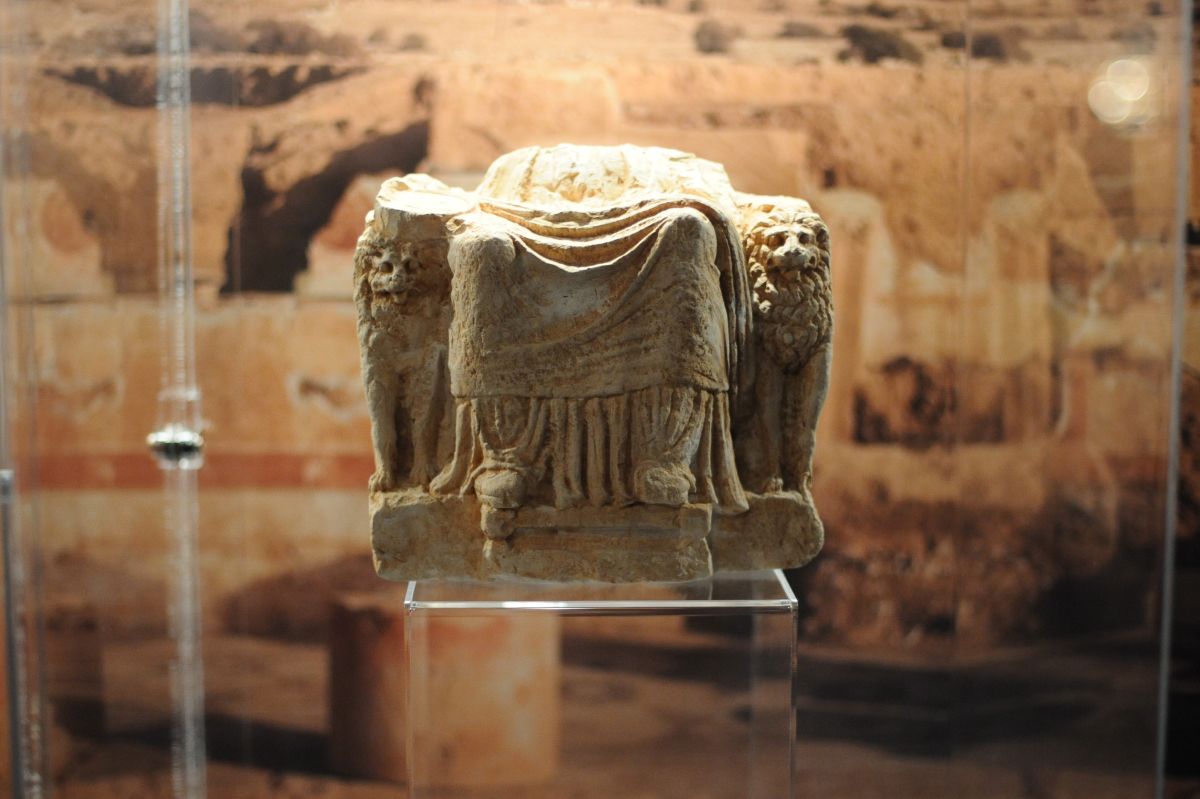 Ancient Libyan city reveals mysterious mask and water system