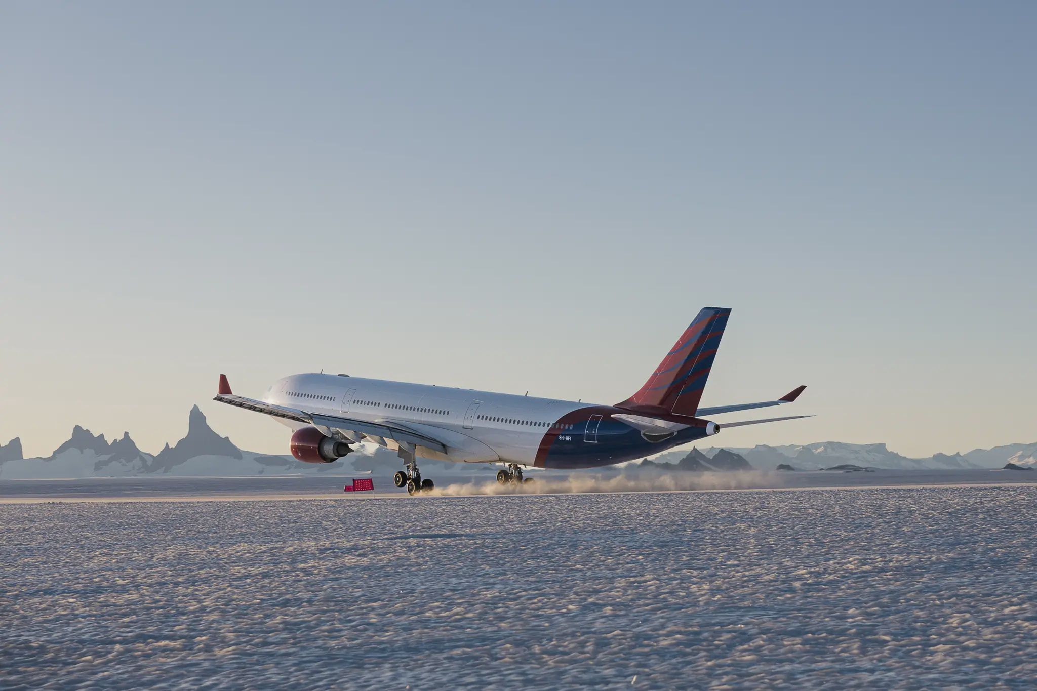 Pierwsze historyczne lądowanie Airbusa 330 na Antarktydzie