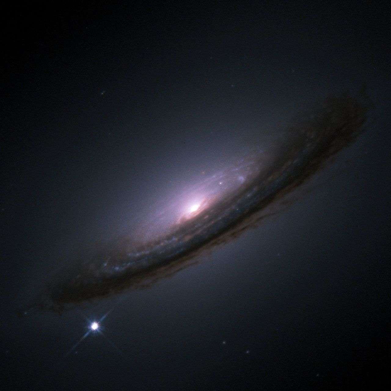 Supernowa SN1994D, przykład eksplozji wyraźnie odznaczającej się od macierzystej galaktyki (NASA/ESA)