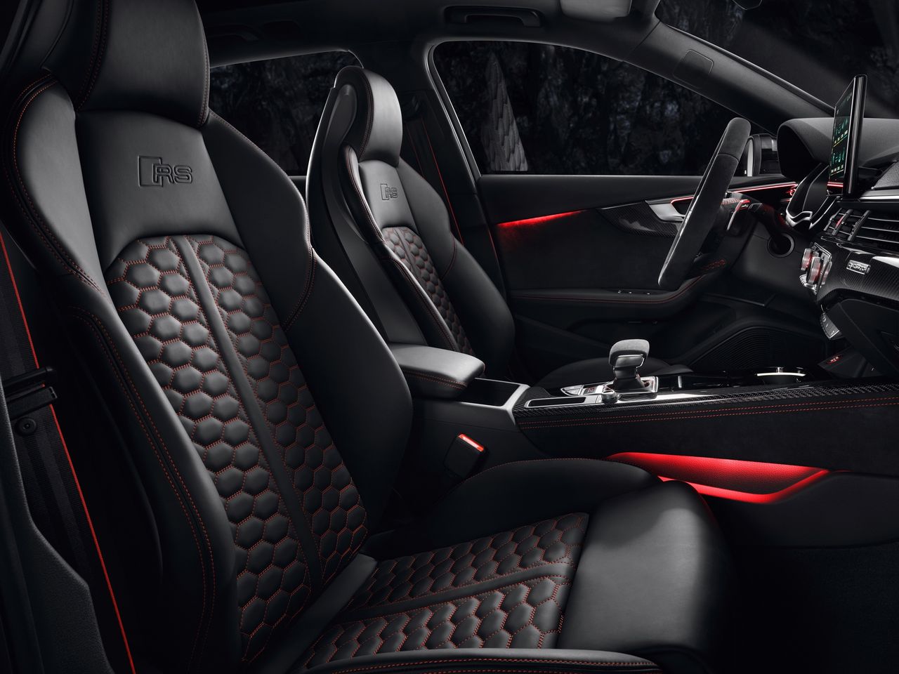 Audi RS 4 Avant to nie tylko szybkość, ale także luksus i praktyczność.