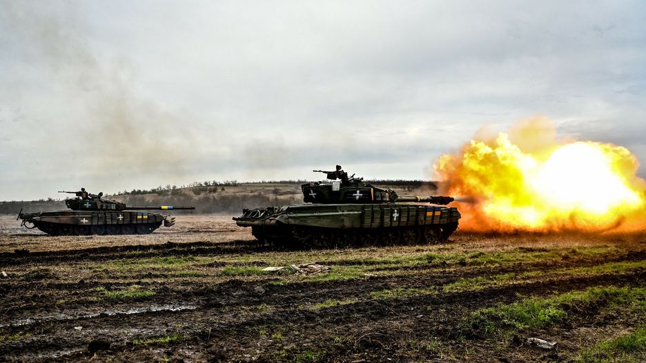 Czo?gi T-72 na wyposa?eniu ukrai?skiej armiiUKRAINE - APRIL 5, 2023 - T-72 tanks are involved in training for offensive operations, Ukraine.Dmytro Smolienko