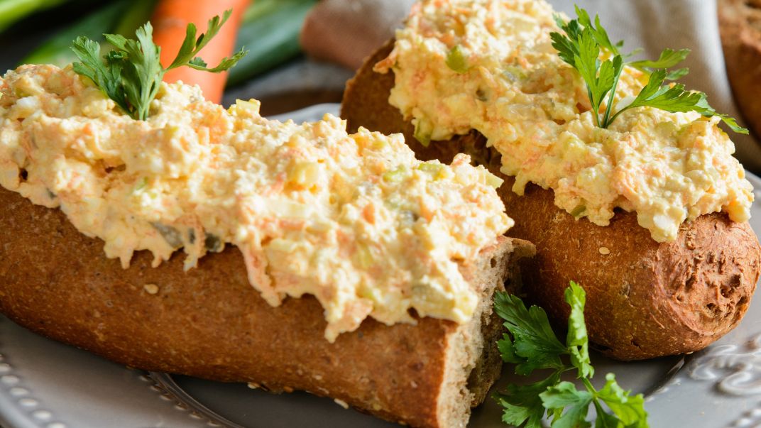 Kanapki z pastą jajeczną są dobre na śniadanie i kolację