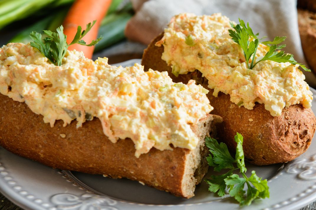 Do pasty jajecznej dorzucam włoski składnik. Jest kremowa i idealnie rozprowadza się na pieczywie