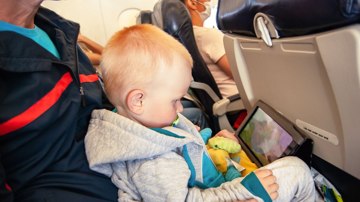 Sadzanie dziecka na kolanach w samolocie to kontrowersyjny pomysł