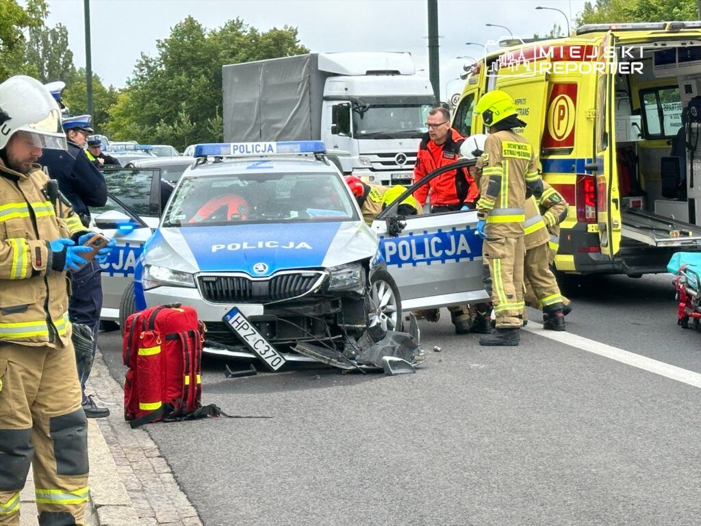 Groźny wypadek w Warszawie. Ciężarówka uderzyła w radiowóz