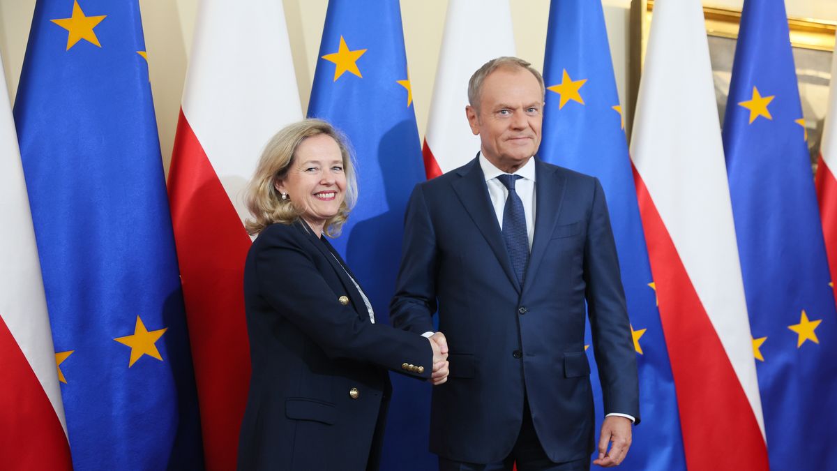 Warszawa, 20.05.2024. Premier Donald Tusk (P) oraz z szefowa Europejskiego Banku Inwestycyjnego Nadia Calvino (L) podczas spotkania w siedzibie KPRM w Warszawie, 20 bm. (jm) PAP/Leszek Szymański