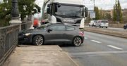 Warszawa: Zderzenie osobówki ze śmieciarką na Moście Poniatowskiego w Śródmieściu