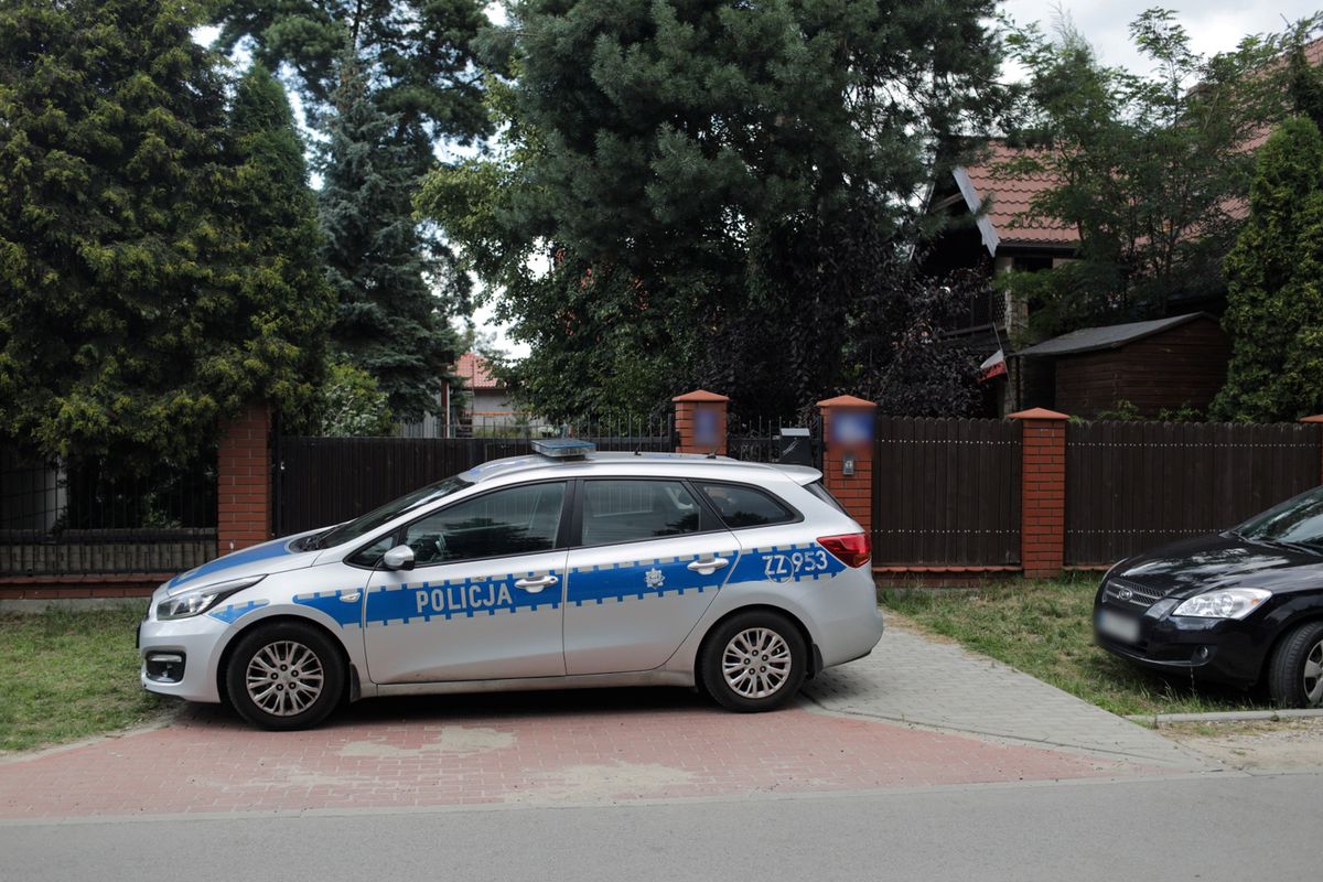 Samochód policyjny obok miejsca, gdzie znaleziono zwłoki dwojga osób w Kiełpinie.