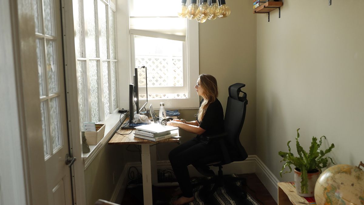 Tylko co trzeci badany chce pracować wyłącznie zdalnie. Połowa Polaków opowiada się za modelem hybrydowym. Zdjęcie ilustracyjne