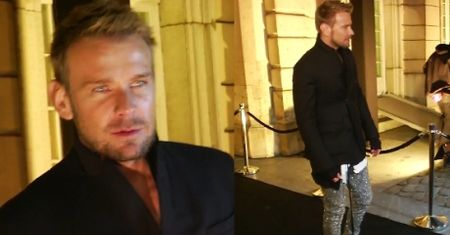 Woliński pozuje w błyszczących spodniach... MODNY?