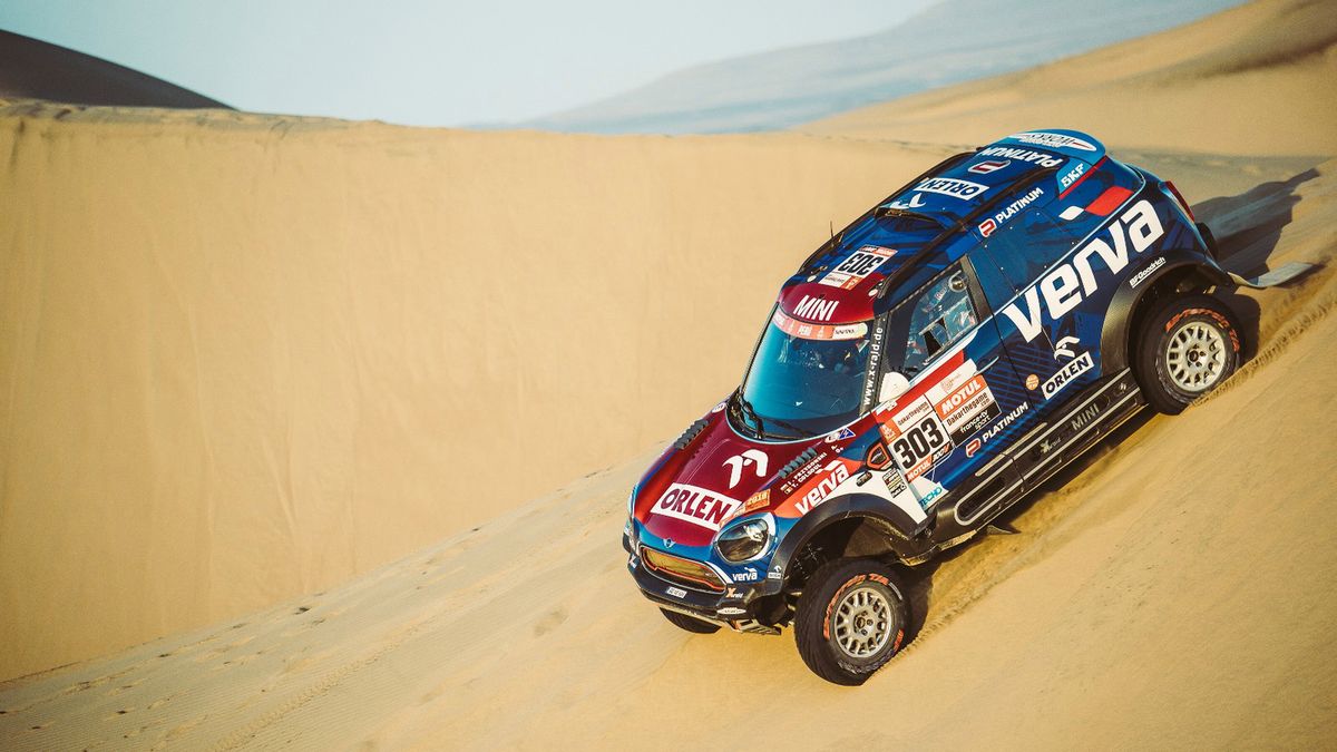 Kuba Przygoński nie miał tyle szczęścia co na pierwszym etapie. Nadal jednak jedzie w czołówce.