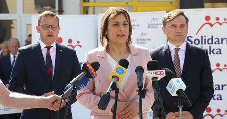 Sadziła drzewa z Romanowskim. Dziś jest na celowniku śledczych