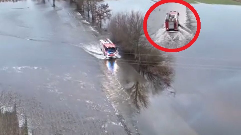 Przez zalane drogi dzieci nie mogły dojechać do szkoły. Pomógł "wesoły autobus"