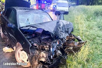 Groźny wypadek z udziałem 20-latka: nieodpowiedzialna jazda kończy się tragedią
