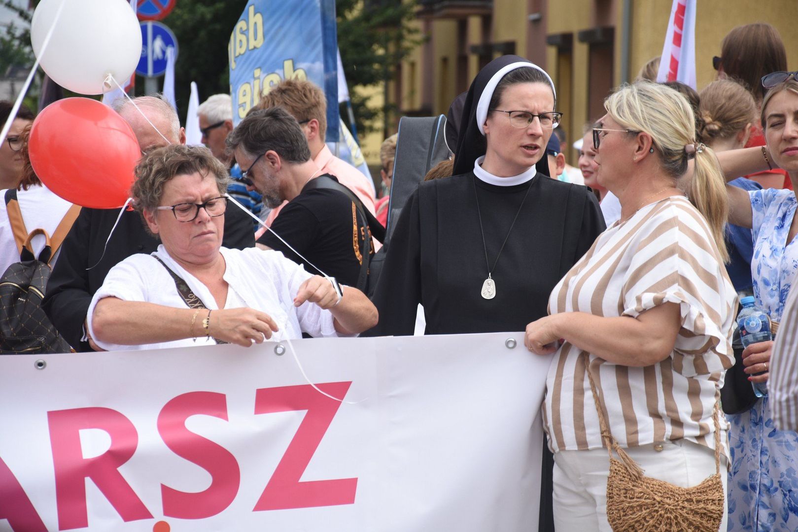 Ulicami Śremu przeszedł Marsz dla Życia i Rodziny. Ks. Marian Brucki: Chwała Bogu, że jesteście i ratujecie honor naszego miasta [zdjęcia]