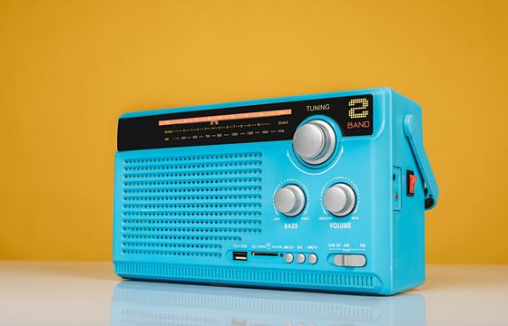Czego słuchają Polacy? Radio przed muzyką z aplikacji, a smartfon dogania radioobiornik