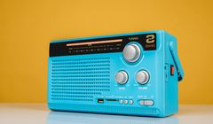 Czego słuchają Polacy? Radio przed muzyką z aplikacji, a smartfon dogania radioobiornik