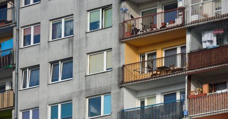Krzywe ściany, zsyp na klatce i błoto pod blokiem. Tak wyglądały mieszkania w PRL-u