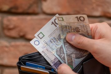 Sprzedawał opony za 600 zł, stracił 7200. Inni dostali garnek i tani zestaw narzędzi
