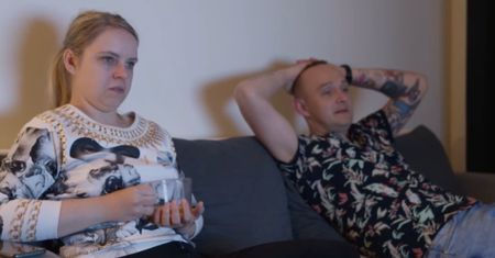 Biegała nago i robiła to z papierem. Zaskakująca relacja "męża"