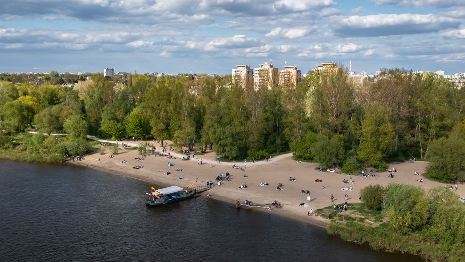 Plaża na Saskiej Kępie latem jest oblegana do późnych godzin wieczornych