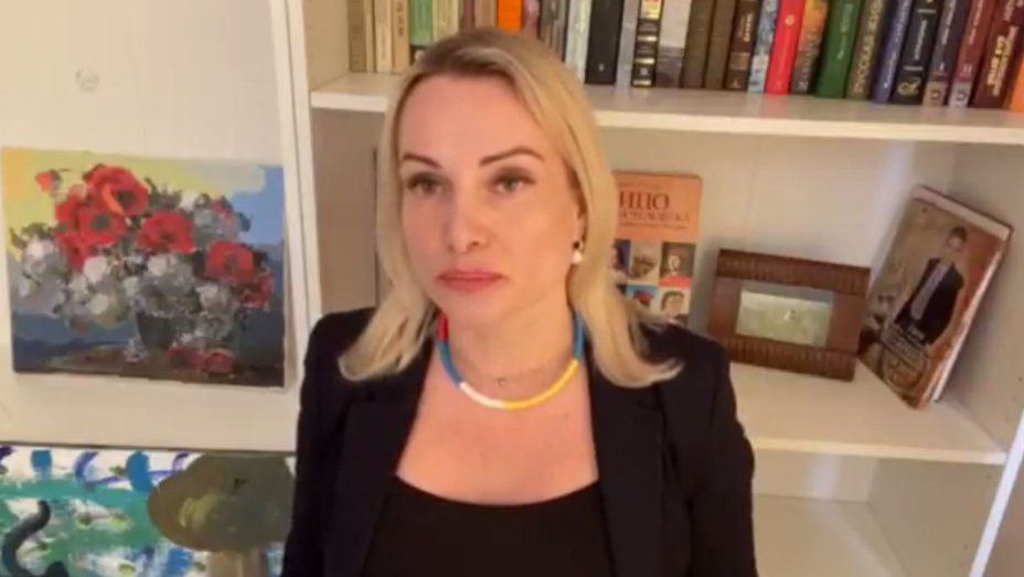 Wtargnęła do studia z plakatem antywojennym. "Nie żałuję" 