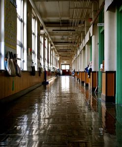 Incydent w szkole. Matka 14-latka: Miał być rozebrany na korytarzu