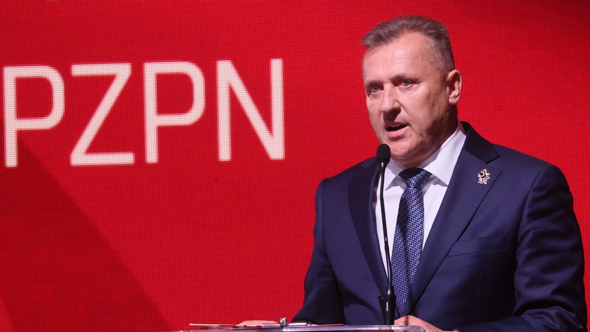 Warszawa, 30.06.2025. Prezes Polskiego Związku Piłki Nożnej Cezary Kulesza, podczas Walnego Zgromadzenia Sprawozdawczo-Wyborczego Delegatów PZPN w Warszawie, 30 bm. Głosami 118 przedstawicieli związków wojewódzkich, futbolu zawodowego - klubów Ekstraklasy i I ligi, Stowarzyszenia Trenerów Piłki Nożnej, środowiska futbolu kobiecego i futsalu oraz sędziowskiego, zostanie wybrany prezes federacji. Jedynym kandydatem w wyborach jest obecny prezes Cezary Kulesza, który ubiega się o reelekcję. (mk) PAP/Leszek Szymański