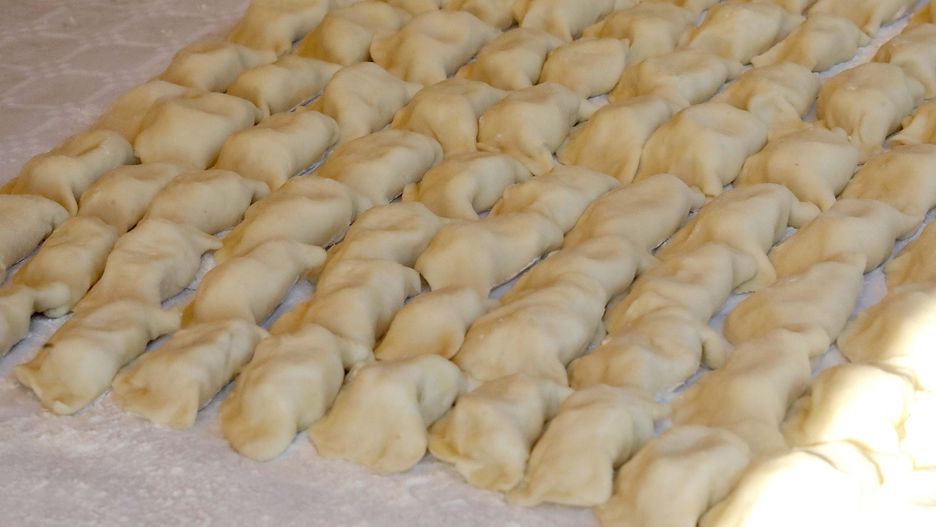 Przepisy na ciasto na pierogi mogą być różne.