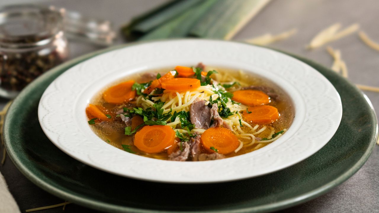 Ugotuj najlepszy rosół na gęsinie. Te proporcje mięsa do warzyw to niepodważalna tradycja