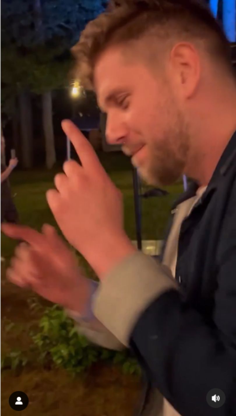 Uduchowieni Antek Królikowski i Izabela medytują na leśnym festiwalu