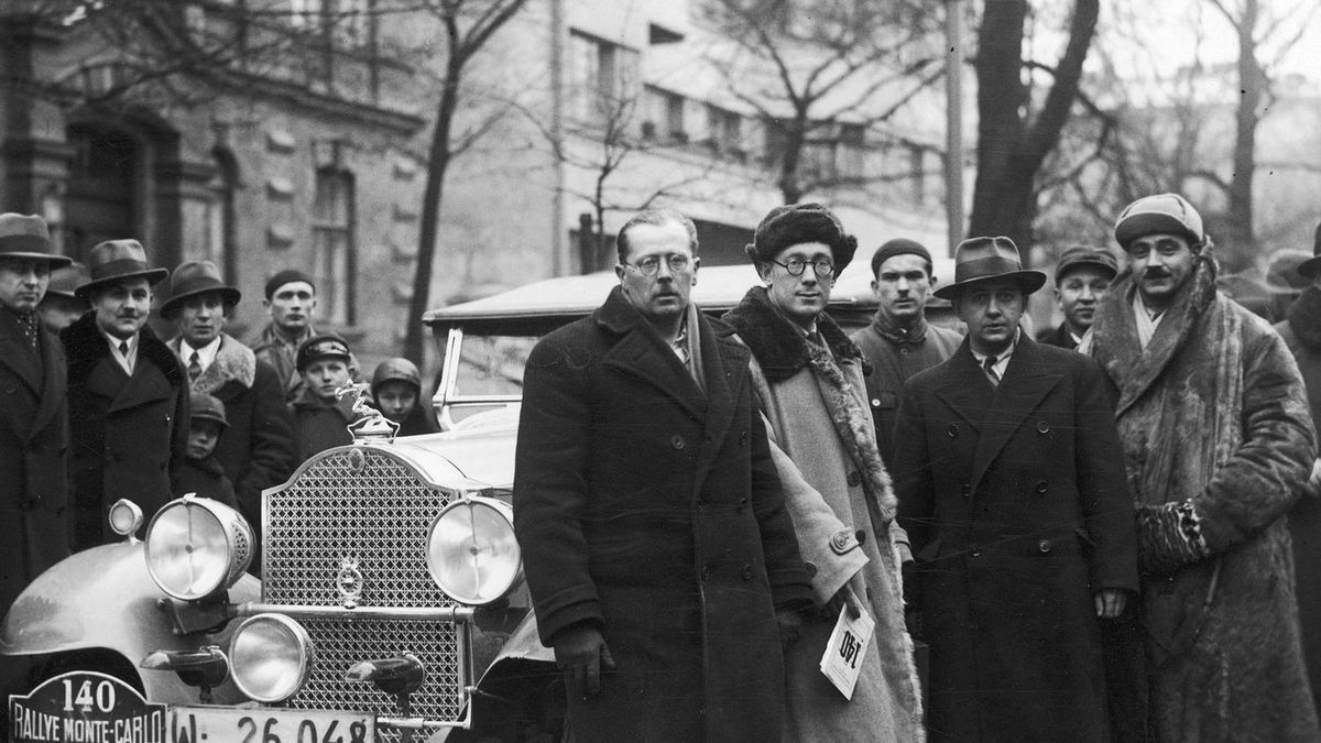 Jerzy Łubieński (w okularach i czapce) na fotografii z 1935 roku (domena publiczna)