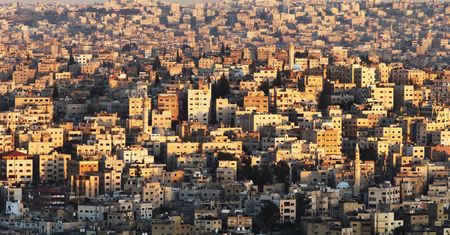 Jordania – pustynia na wyciągnięcie ręki. Co warto wiedzieć o Jordanii? Najważniejsze atrakcje, loty, wiza