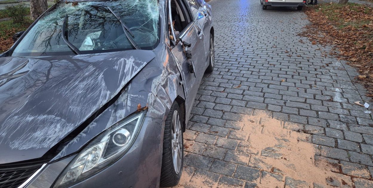 Legnica: O krok od tragedii. Wyprzedzanie skończyło się dachowaniem