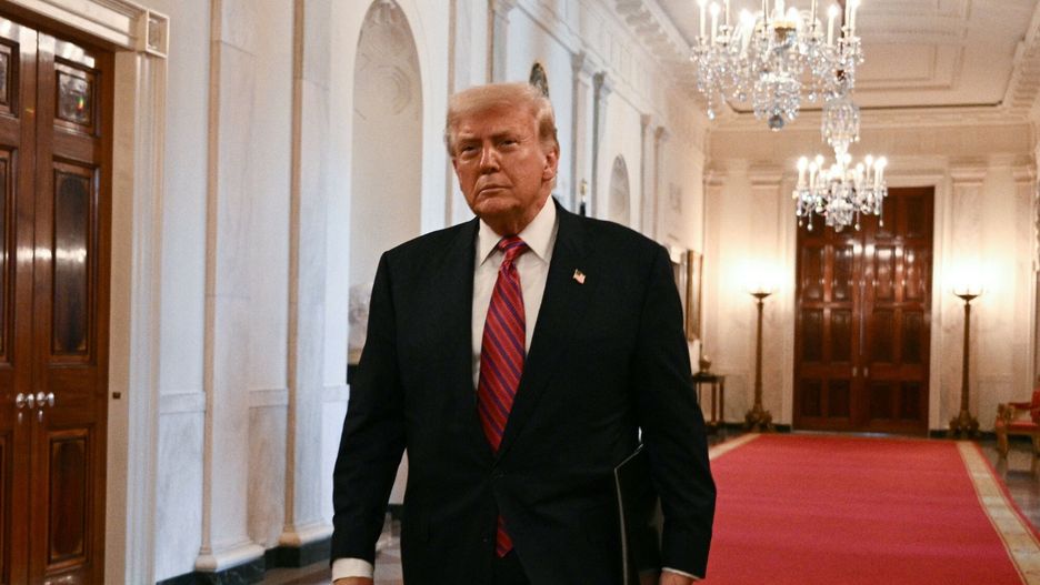 Archiwum zagraniczne East News 2025-07
US President Donald Trump arrives to sign the GENIUS Act (Guiding and Establishing National Innovation for US Stablecoins Act), which codifies the use of stablecoins -- cryptocurrencies pegged to stable assets like the US dollar or US bonds -- in the East Room of the White House in Washington, DC, on July 18, 2025. (Photo by Brendan SMIALOWSKI / AFP)
BRENDAN SMIALOWSKI